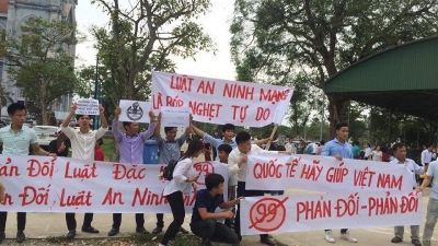 Các Linh Mục và bà con giáo dân hạt Văn Hạnh, Hà Tĩnh biểu tình bày tỏ chính kiến